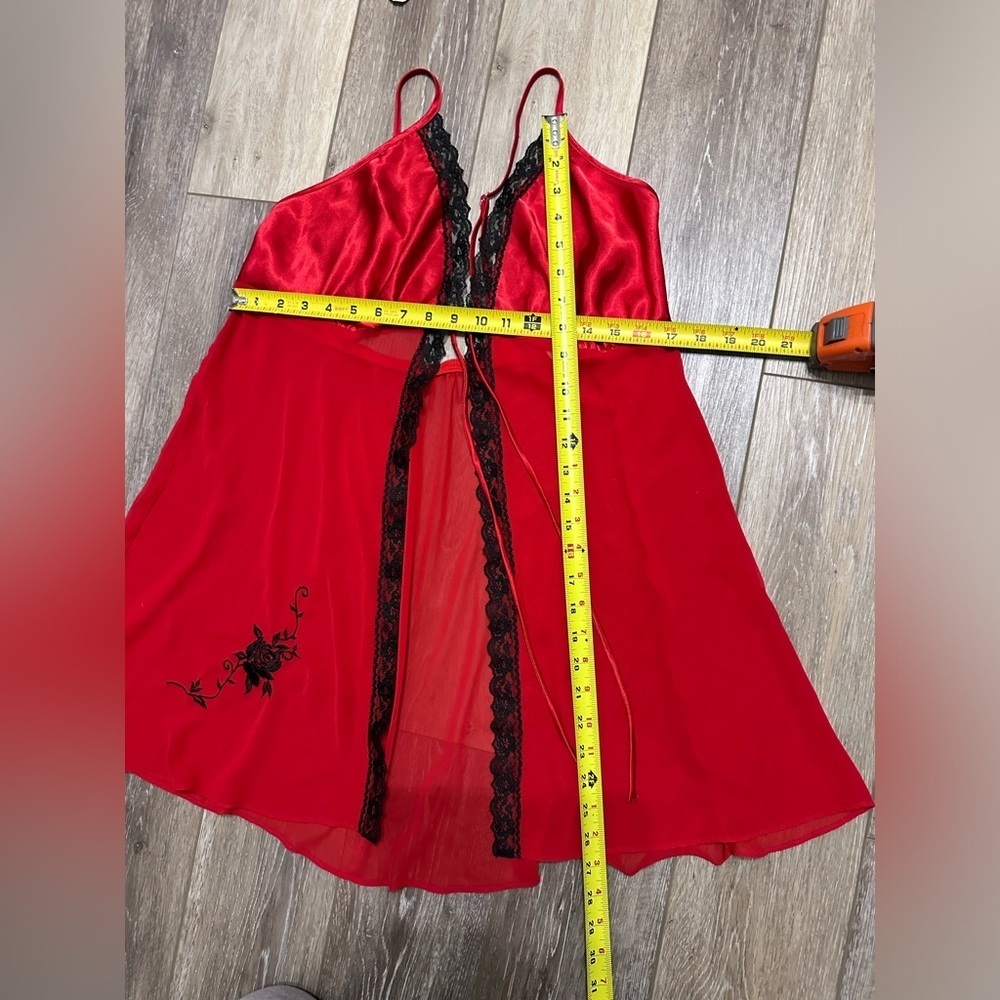 ❤️Red with black lace trimmed and black floral embroidered cover with ties front - Picture 2 of 9